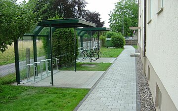 Betonpflaster Belag grau Eingangsweg Wohnanlage