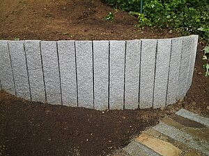 Granit Stele Palisade Hangabstützung Mauer