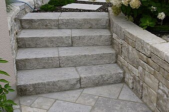 schöner Garten Blockstufen Mauer Dolomit Kalkstein
