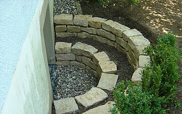 Lichtgraben Jura Kalk Mauersteine Stufe Böschung hochwertig schön