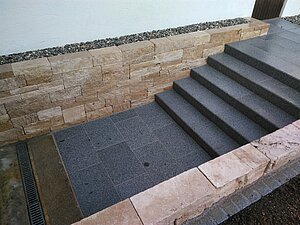 Keller Abgang Granit Stufen Mauer Travertin schön Qualität