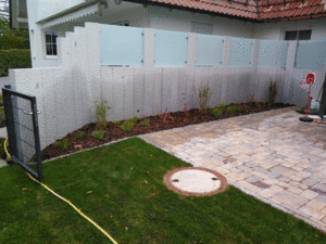 Garten Granit Stelen grau Palisaden Glaswand Terrasse